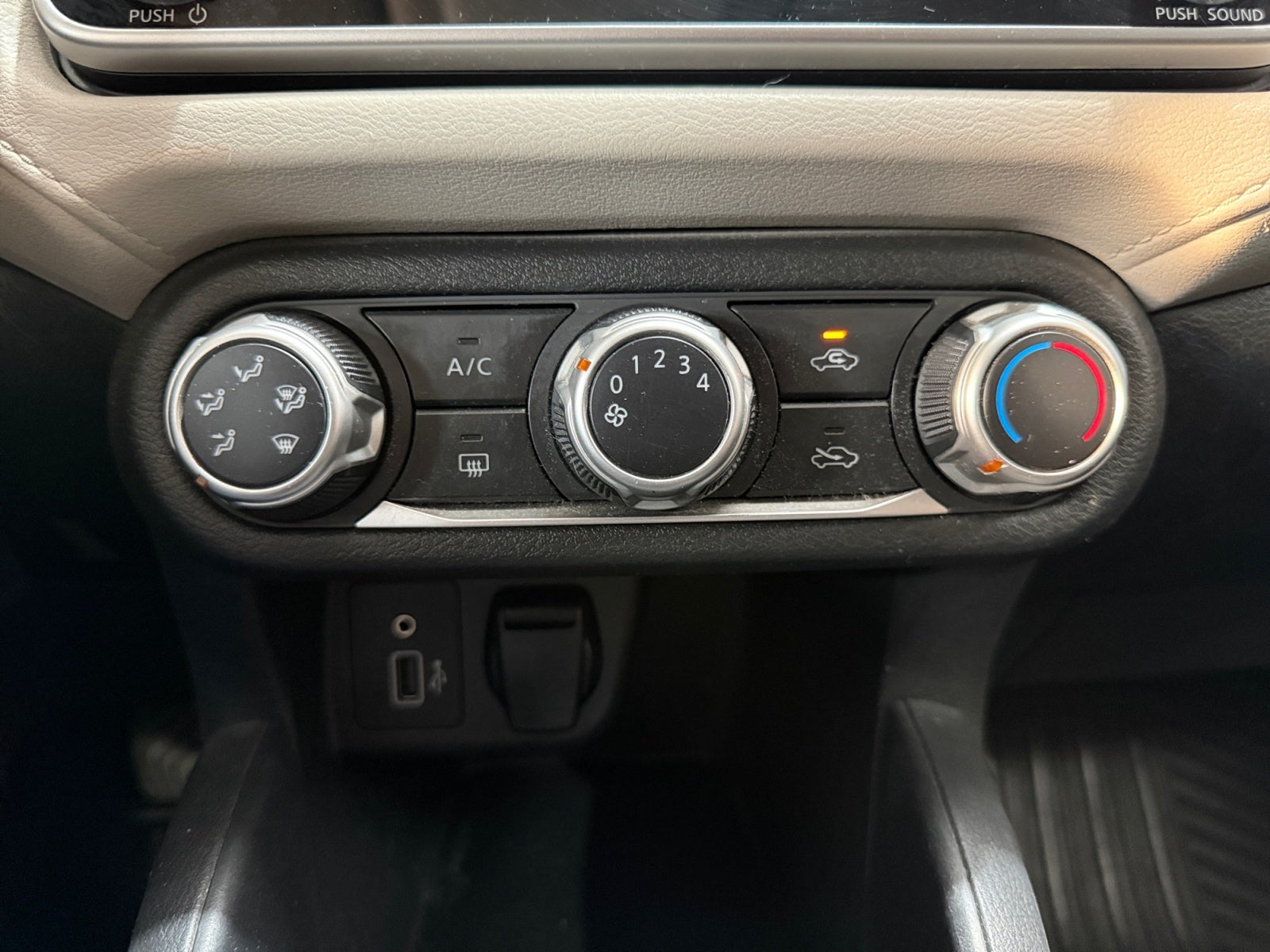2020 Nissan VERSA ADVANCE MT