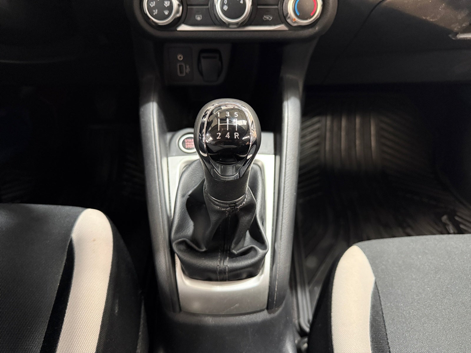 2020 Nissan VERSA ADVANCE MT