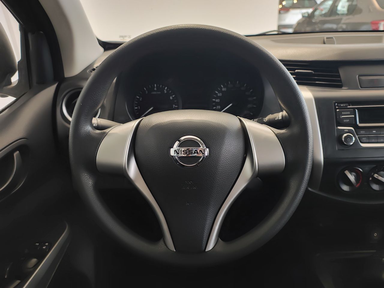 2020 Nissan NP300 DOBLE CABINA SE TM AC PAQ SEG 6VEL