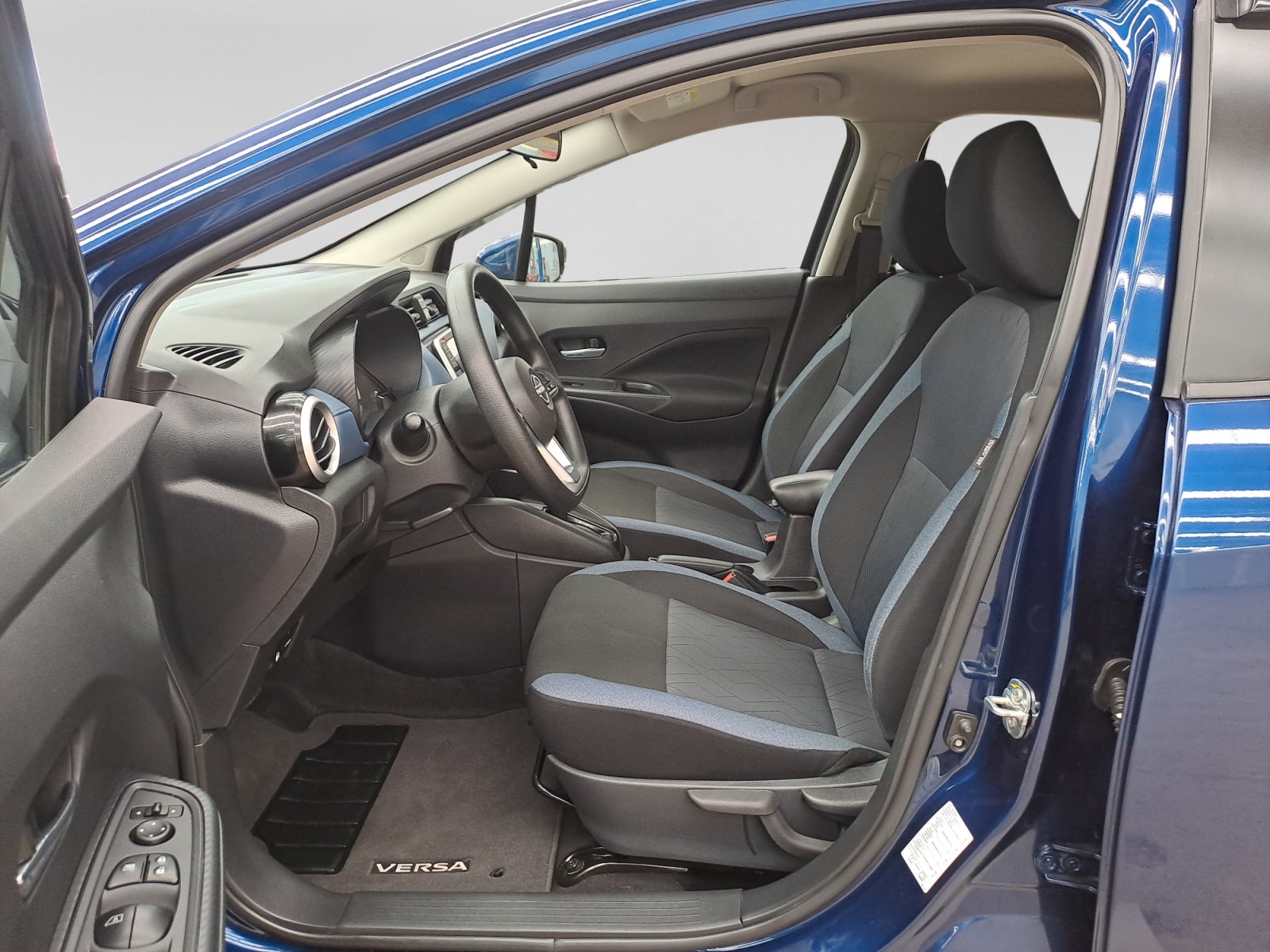 2025 Nissan VERSA ADVANCE CVT 25