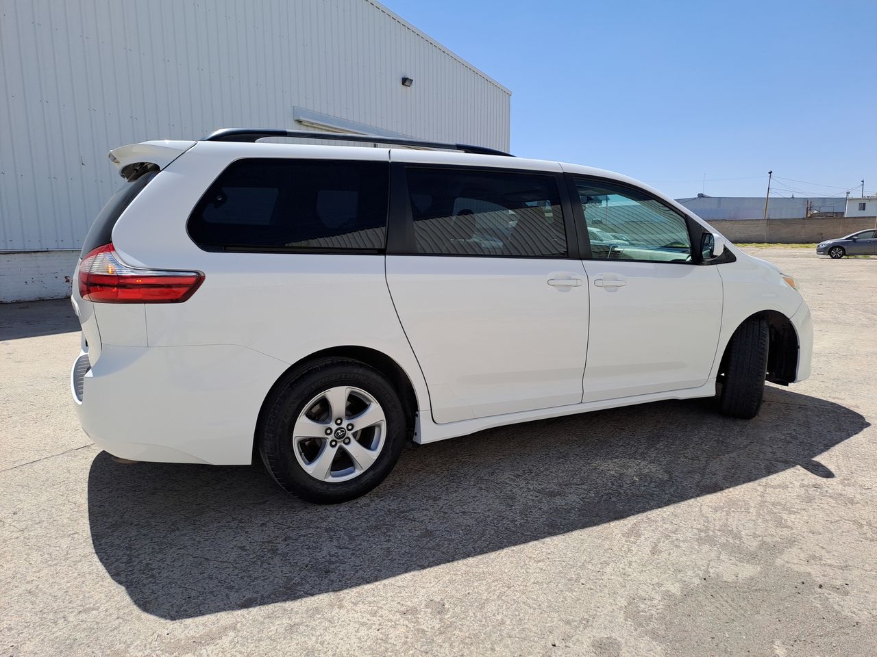 2018 Toyota SIENNA LE