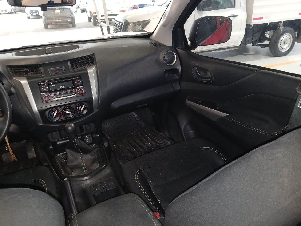 2020 Nissan NP300 DOBLE CABINA DOBLE CABINA SE TM AC PAQ SEG 6VEL