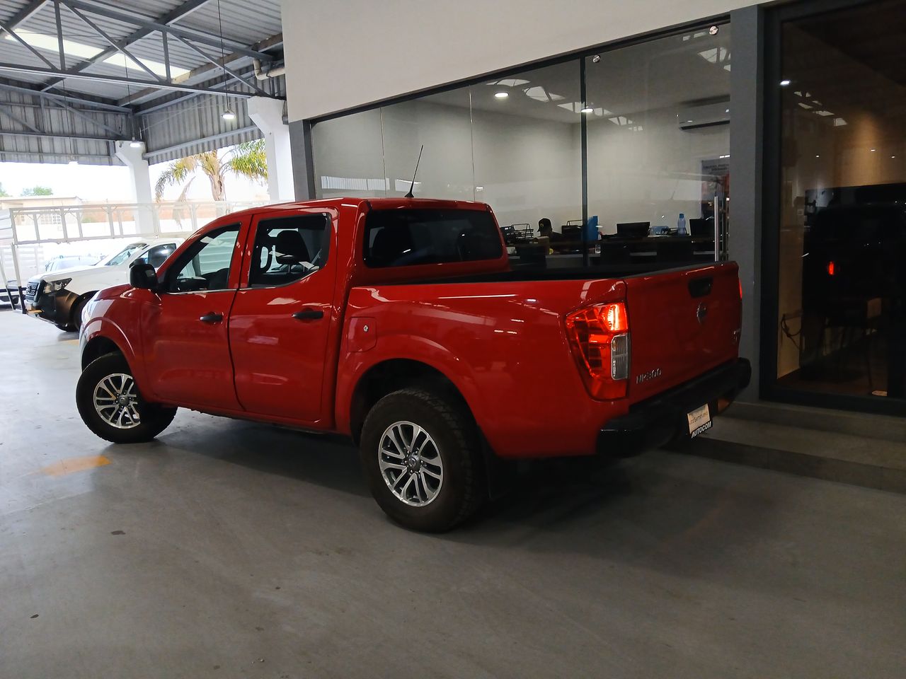 2020 Nissan NP300 DOBLE CABINA DOBLE CABINA SE TM AC PAQ SEG 6VEL