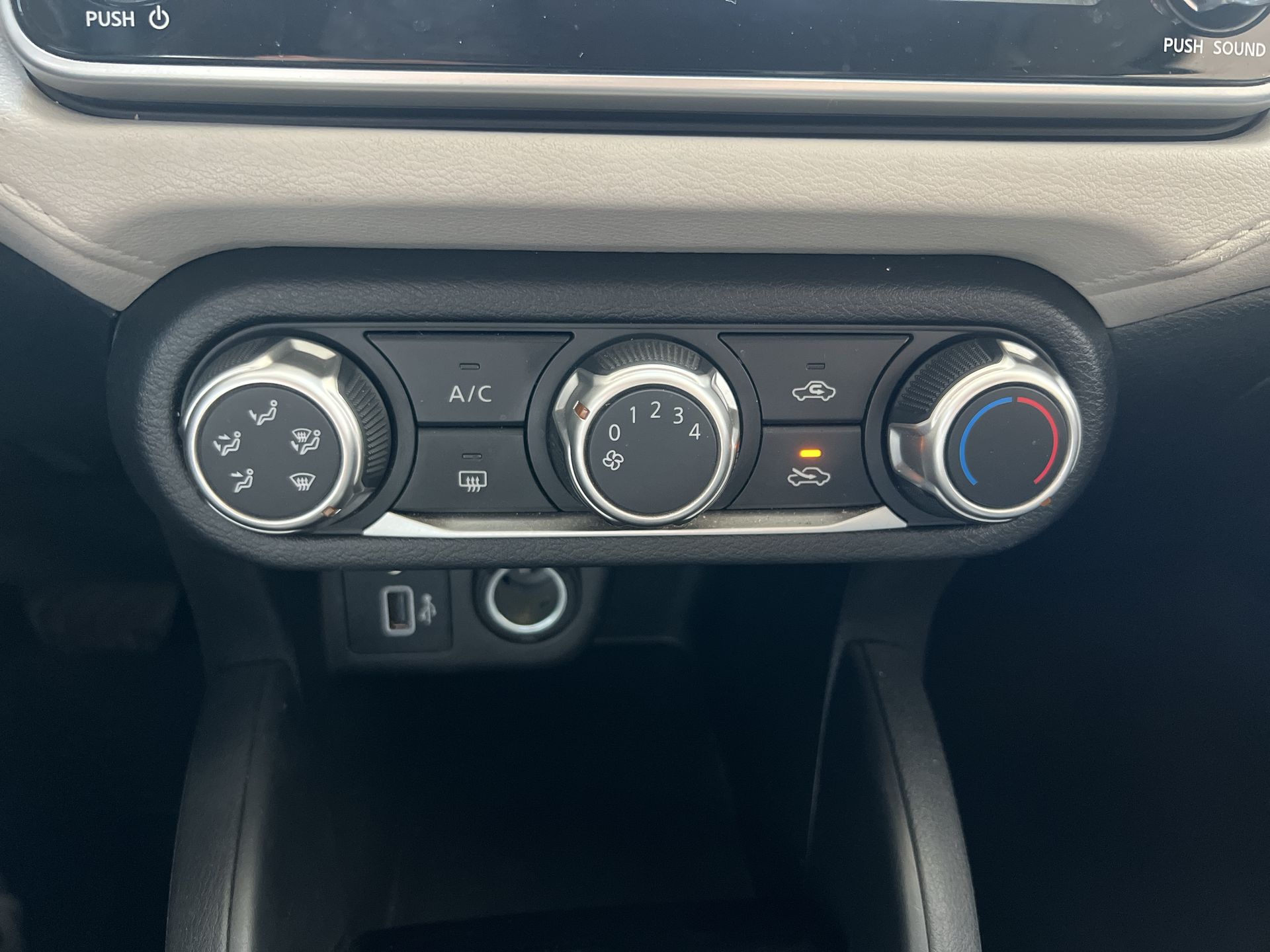 2022 Nissan VERSA ADVANCE CVT 22