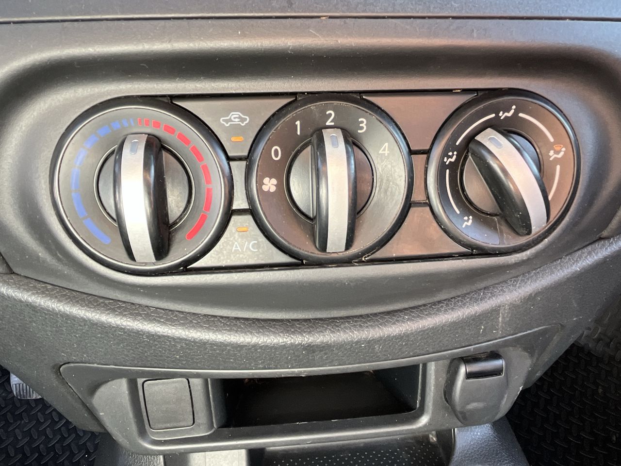 2020 Nissan NP300 CHASIS CAB. TM DH AC PAQ. SEG. VDC 6 VEL